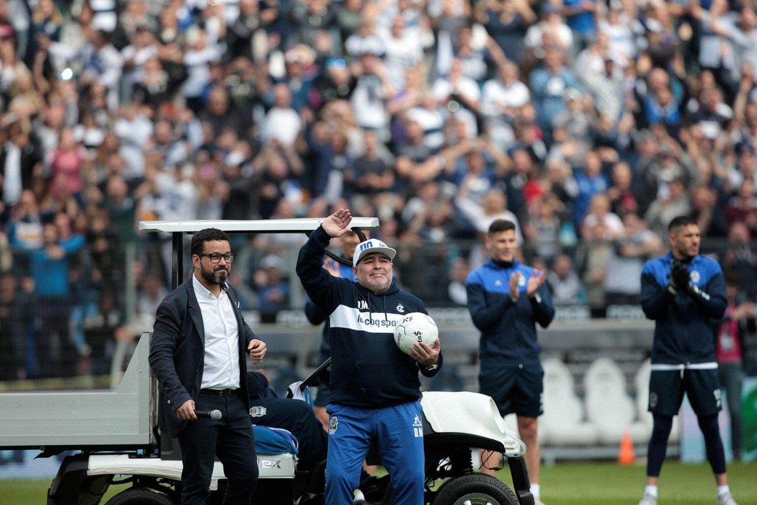 Maradona fue presentado en Gimnasia "nos vamos a jugar la vida"