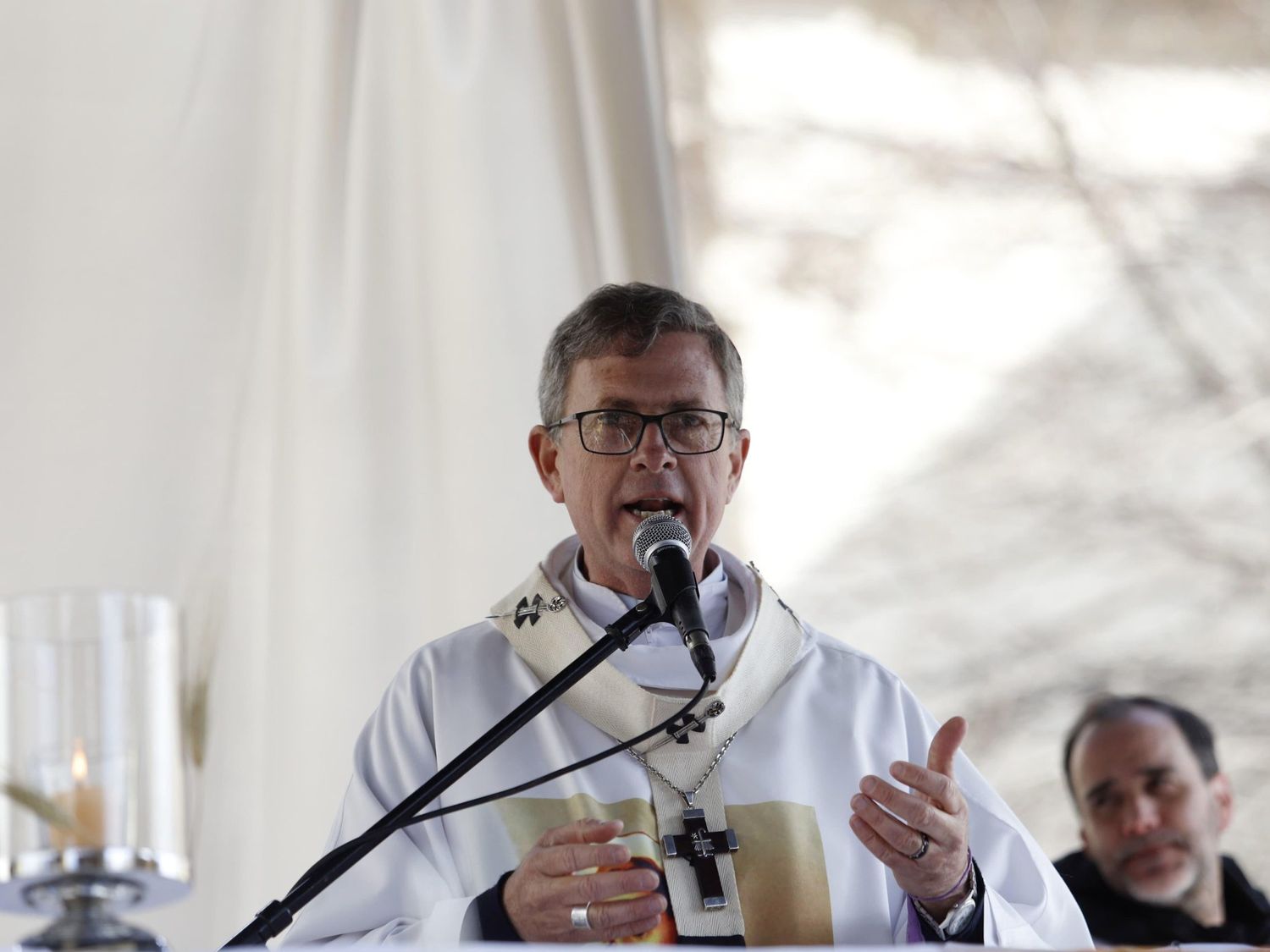 El arzobispo García Cuerva pidió “salir del chiquero de las descalificaciones y del odio”