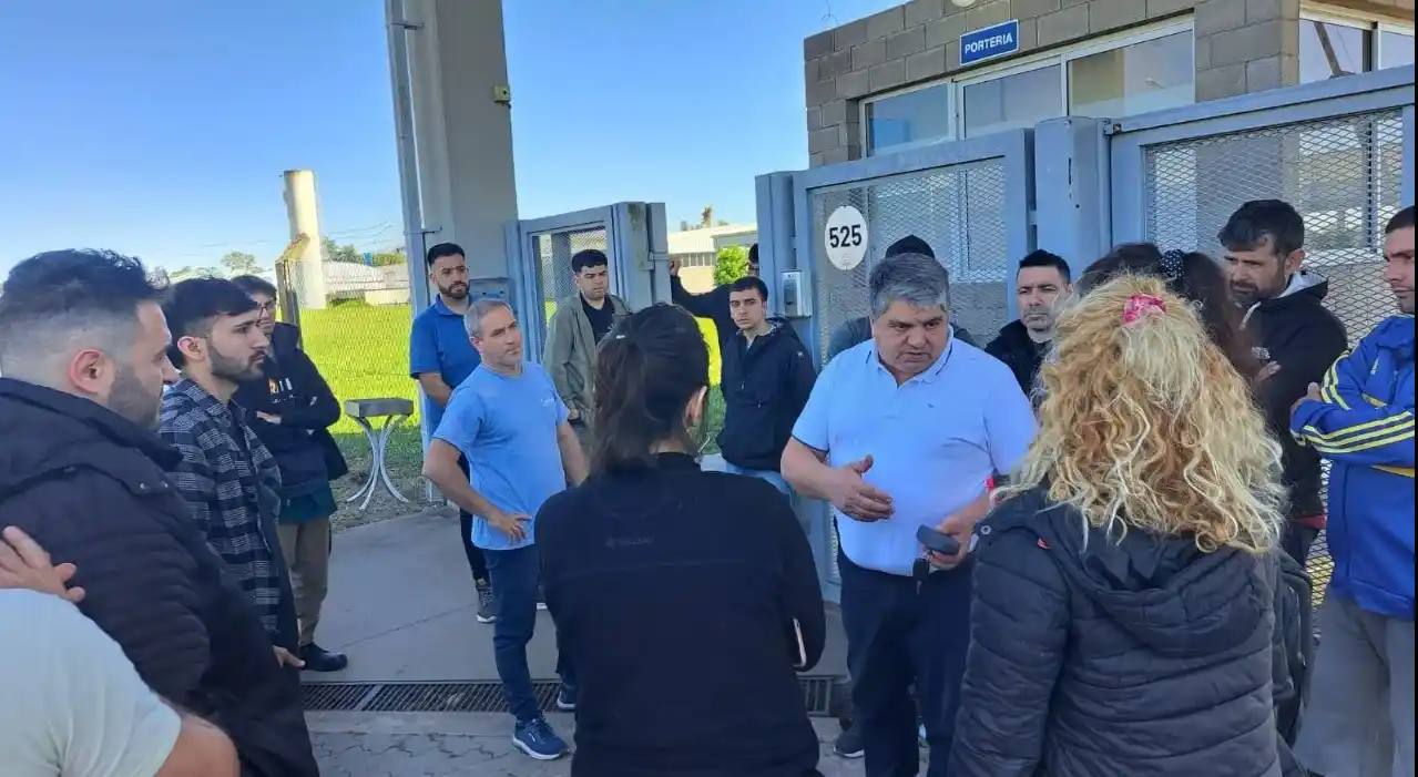 Antonelli, titular de la delegación local del ministerio de Trabajo informando a los trabajadores. FOTO: La Razón.
