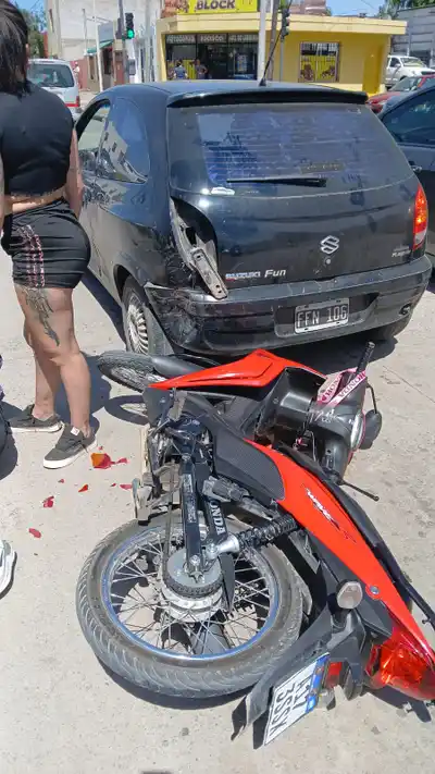 Colisión entre una motocicleta y un automóvil en la intersección de Actis y Darragueira.