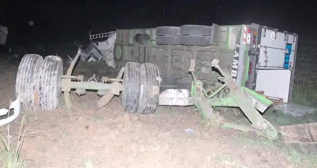 Volcó un camión en la zona de Perdices