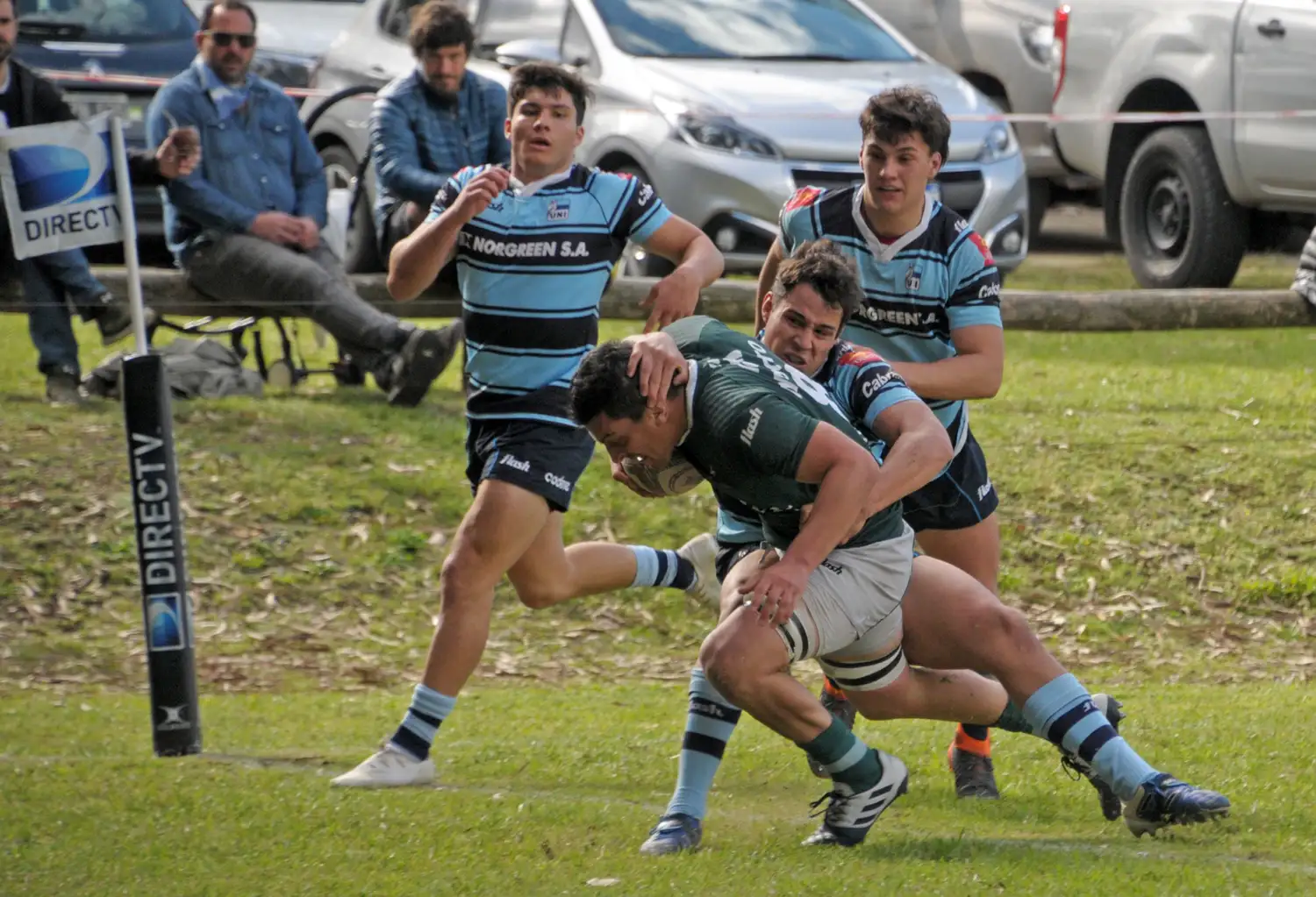 Juan Quiroga, a punto de apoyar el primer try de Los Cardos.