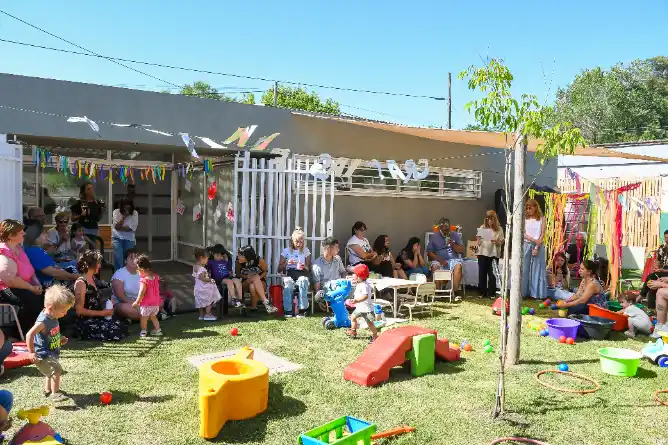 El intendente Javier Gastón acompañó los actos de cierre del ciclo lectivo en distintas escuelas