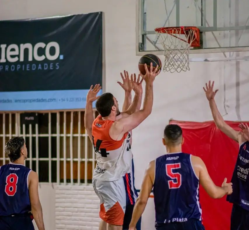 Una imagen del triunfo rojinegro en La Plata.