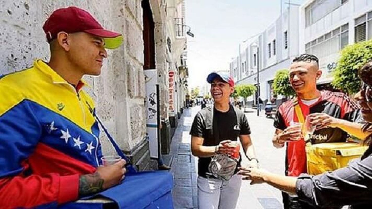 TRABAJAN DURO PERO NO EN SU ÁREA: la realidad de los migrantes venezolanos en Perú (+Encuesta)