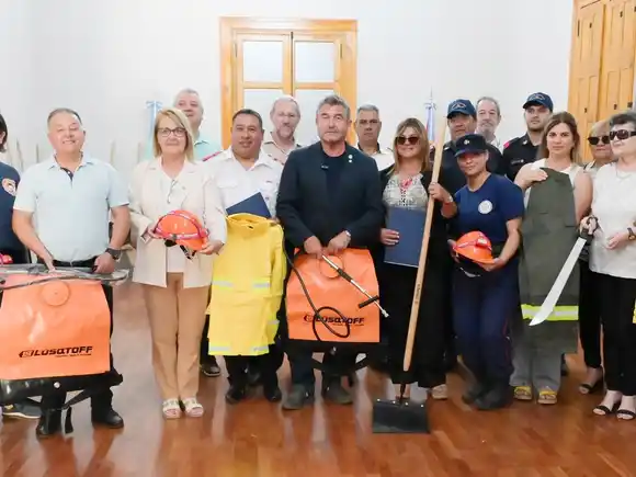 El gobierno entregó nuevos kits operativos a cinco cuarteles de bomberos de la provincia