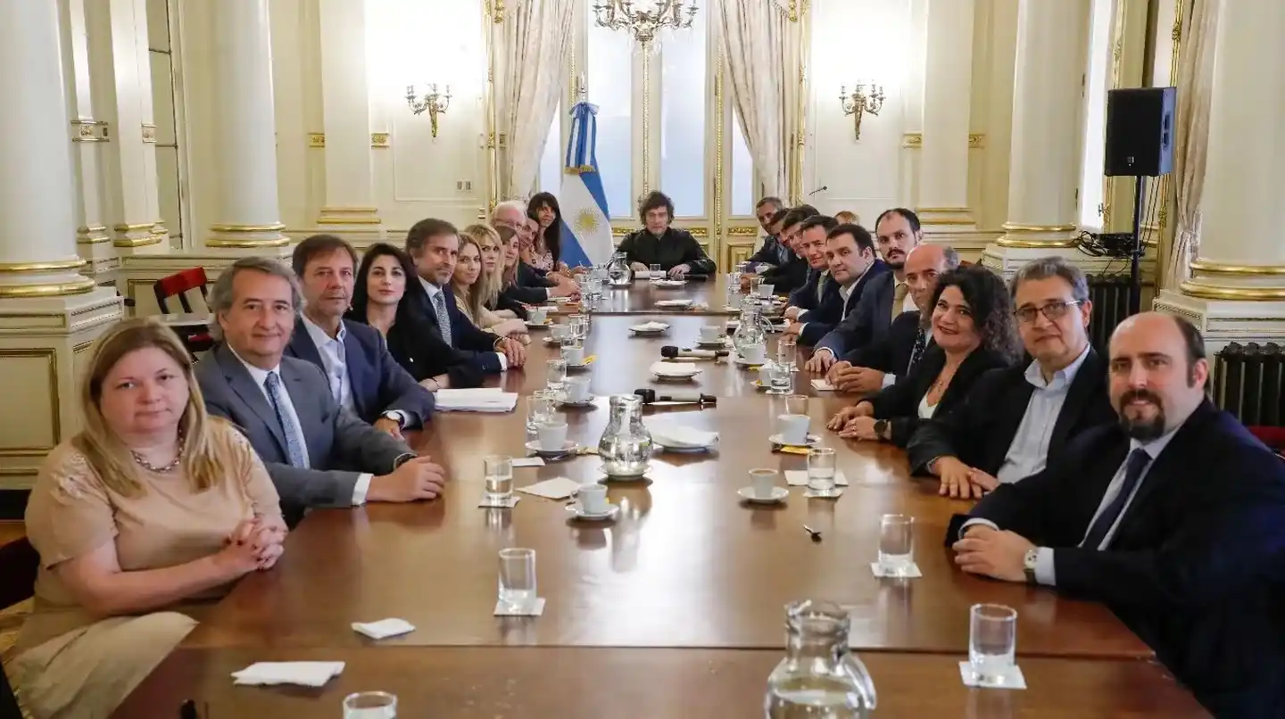 Milei junto a los diputados oficialistas.