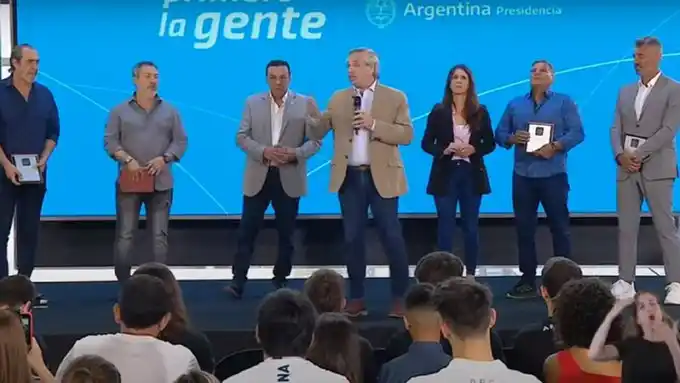 Alberto Fernández inauguró el estadio Diego Maradona en Zárate junto a Cáffaro y llamó a "dejar de lado el odio"