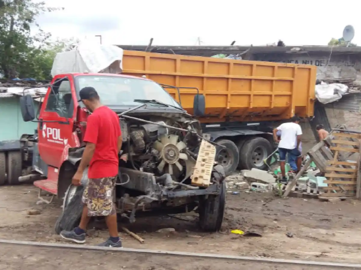 Un tren arrastró un camión y destrozó dos casas en un barrio