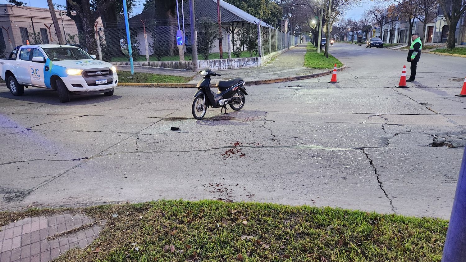 Fuerte choque en Ciudad de Esperanza y Av. Brasil: la motociclista fue trasladada al hospital de inmediato