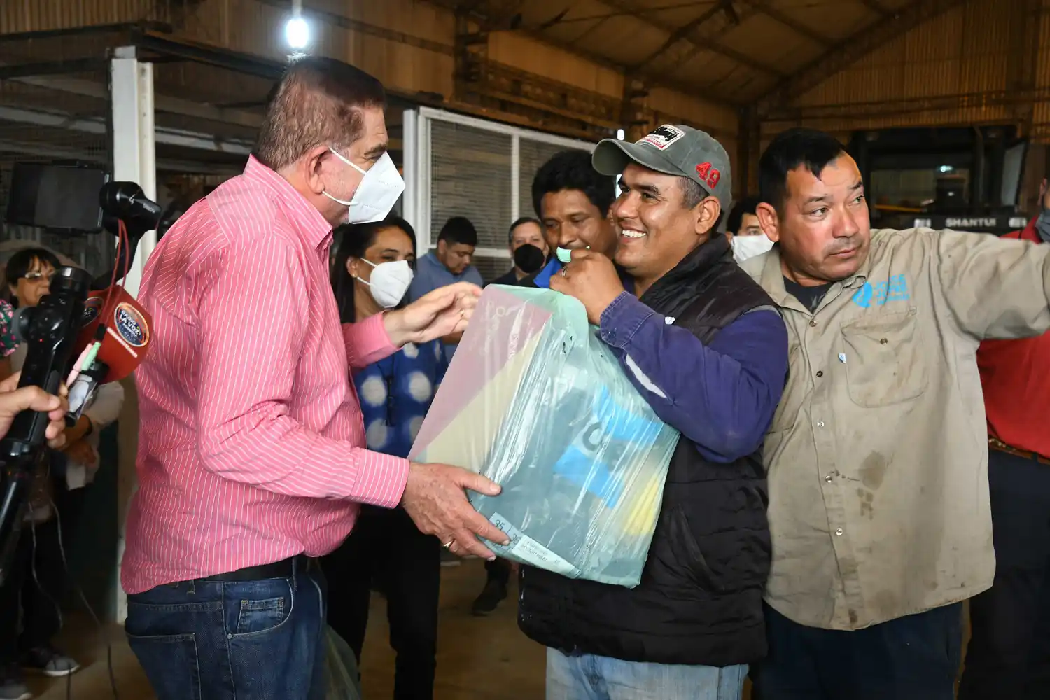 Jofré entregó indumentaria de trabajo a los agentes del obrador de Jurisdicción 5