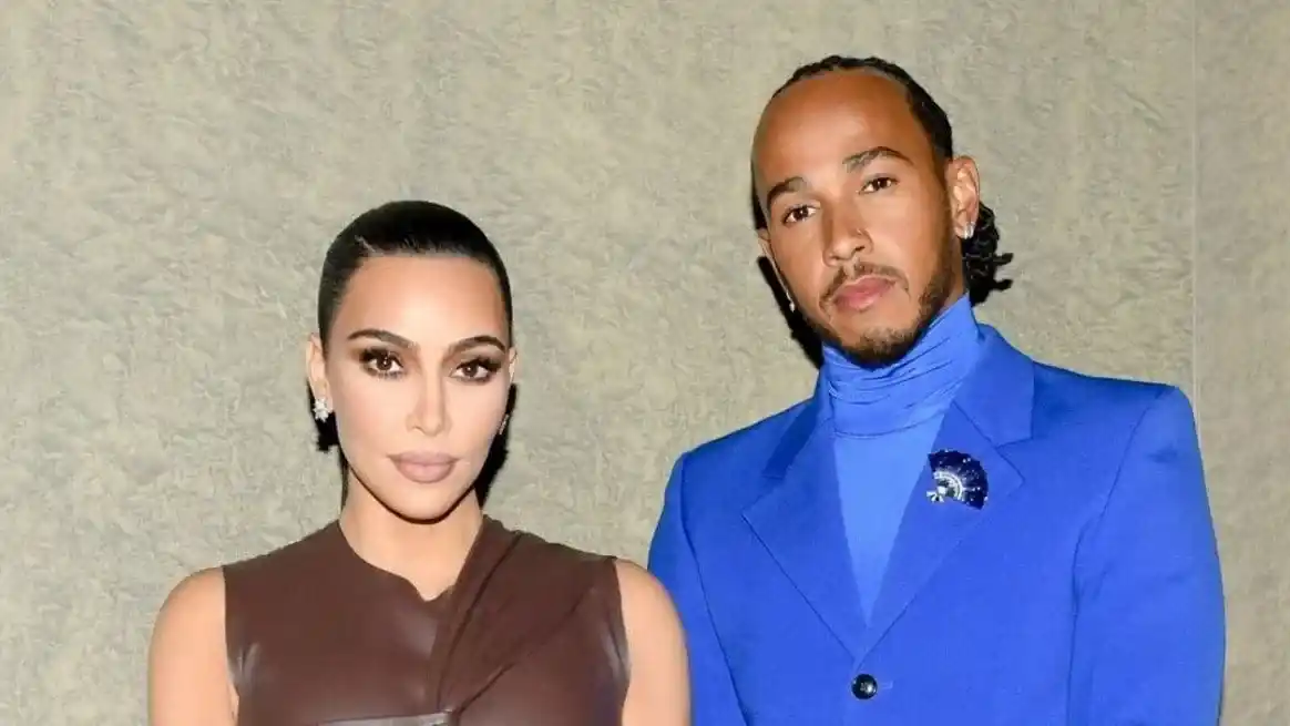 La dinámica entre ambos combina dos mundos que suelen retroalimentarse: el glamour de Hollywood y la adrenalina de la máxima categoría del automovilismo.