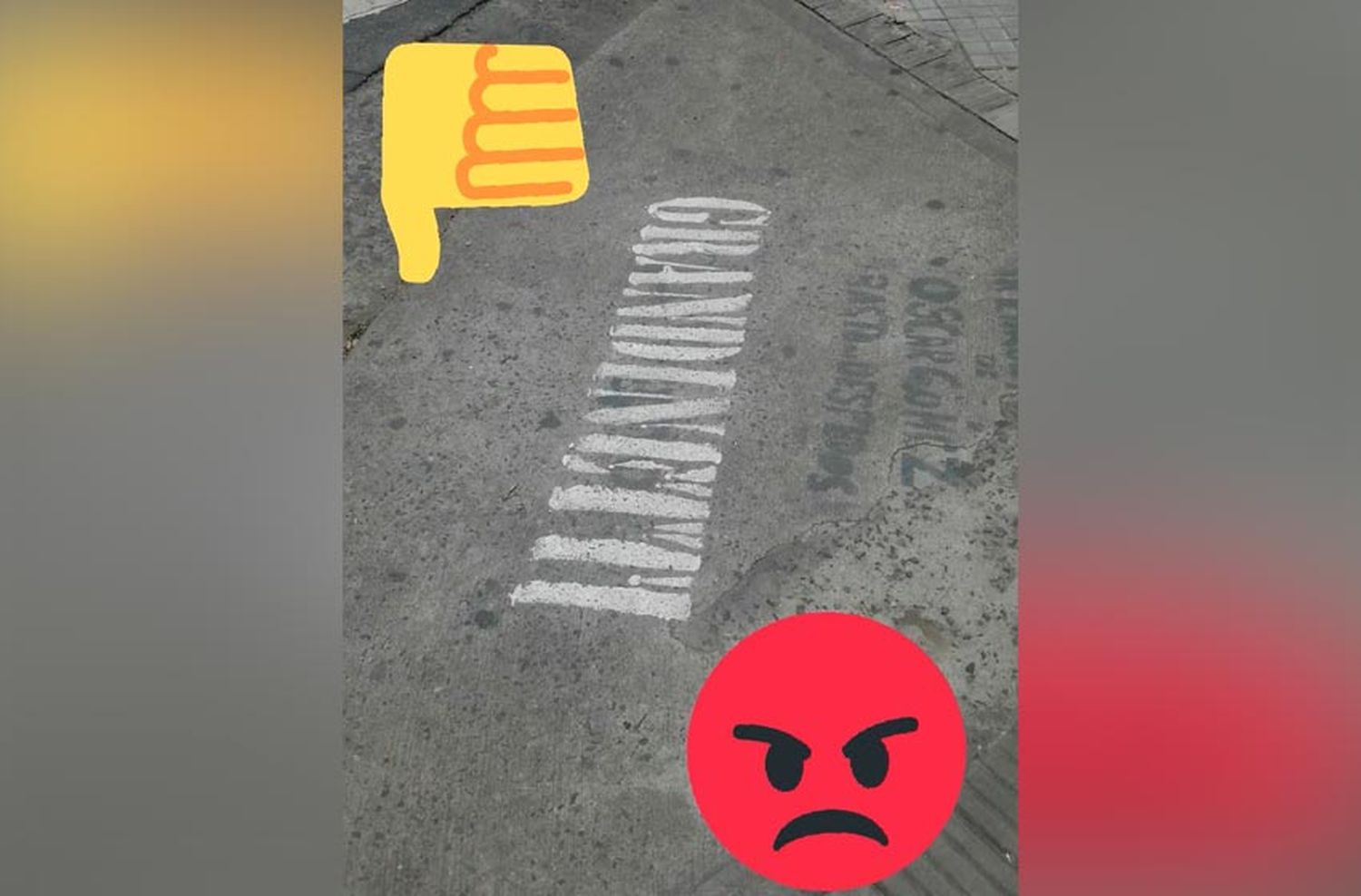 Indignación en las redes por las pintadas que nombran a Grandinetti en las rampas de discapacitados