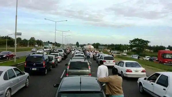 Ruta 9 colapsada por accidentes en sentido Buenos Aires - Rosario