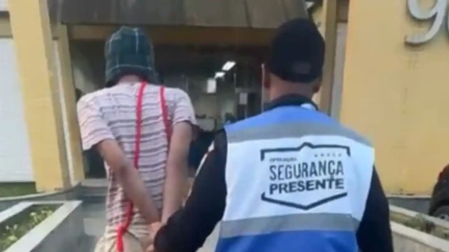 El joven de 24 años llevaba drogas para consumo personal. (Foto: captura de video).