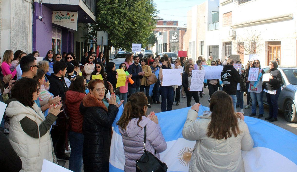 Educadores se manifestaron frente a la departamental de educación.