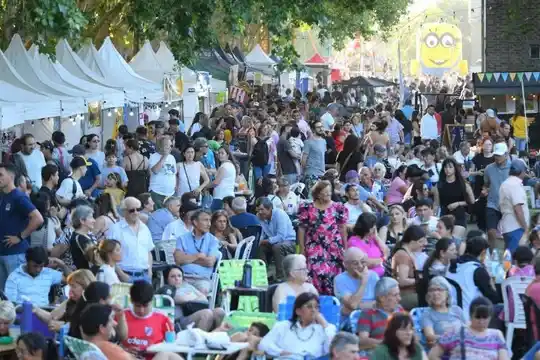 La Fiesta Nacional del Durazno convoca a miles de personas cada año para celebrar el fruto, con eventos para toda la familia.