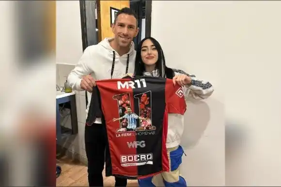 Maxi Rodríguez fue a ver a Nicki Nicole y le regaló la camiseta de Newell's