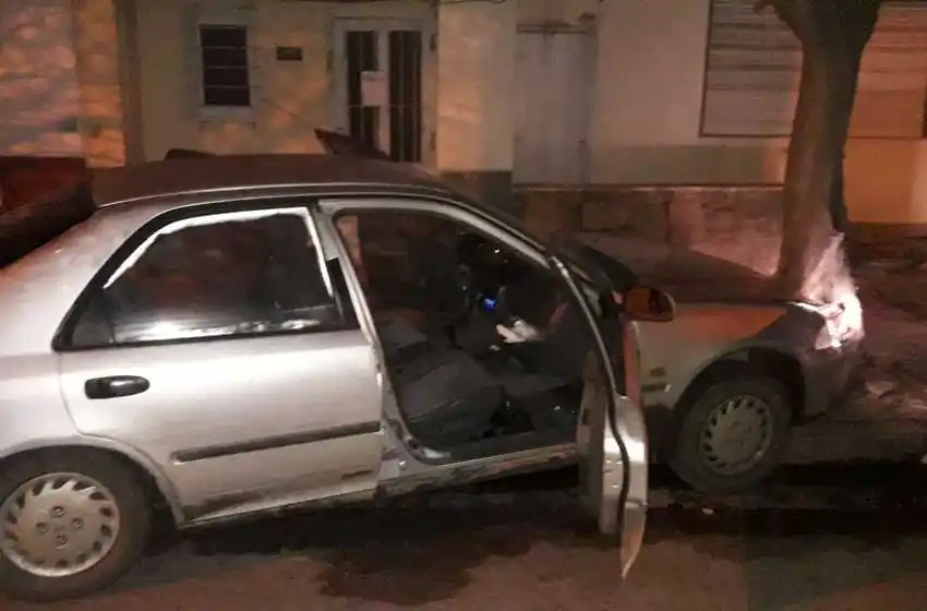 Robaron un auto, escaparon y chocaron contra un árbol: 4 aprehendidos