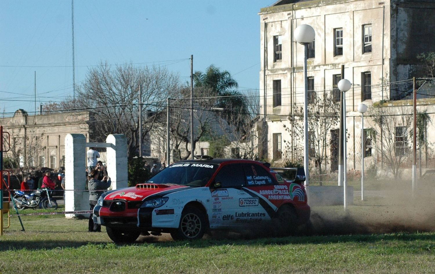 El rally transitando los caminos de Santa Clara, durante 2011