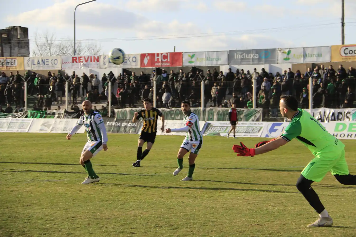 FOTO PEPO IBARRA De la Vega ya sacó el remate que superará a Molini, para el gol de Santamarina.