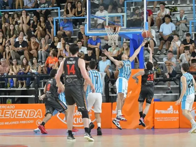 Lanza Lucas Reyes, con Yarza (24) en defensa. (Foto de prensa de Pergamino Básquet).