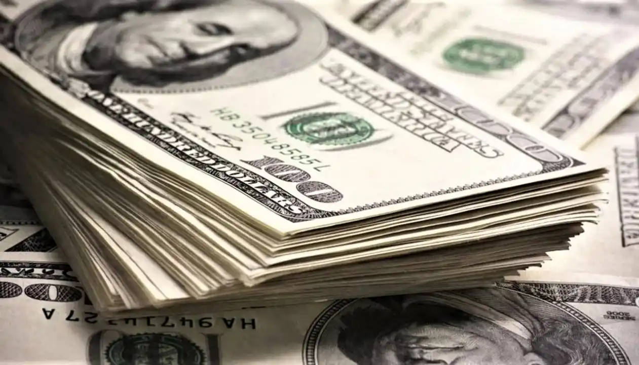 El dólar cerró agosto en $1.360 con una baja de 1,1% en el mes