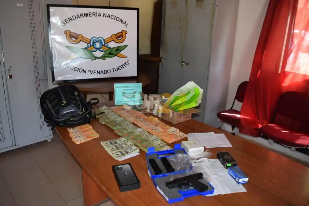 Circulaba por ruta 8 con $1,5 millones, 15 mil dólares, municiones y un arma