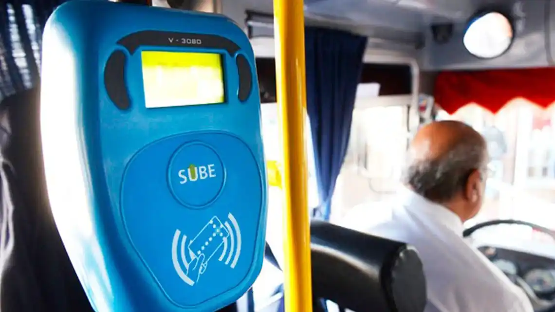 Adiós a la SUBE: el Gobierno prepara el pago del transporte con el celular y todas las tarjetas