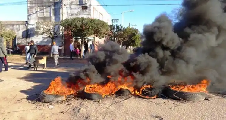 Vecinos cortan la calle en Saavedra y Mateo Sbert