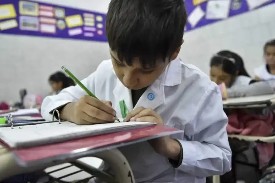¿Cuántos ingresos tiene que tener una familia para percibir vouchers educativos?