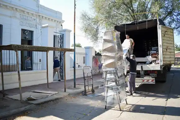 Entrega de nuevo mobiliario para escuelas primarias y secundarias de Chascomús