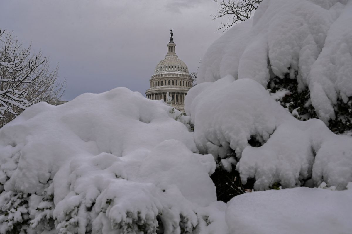 ¡PARALIZADA! Cientos de personas atrapadas en autopista de Washington por fuerte nevada
