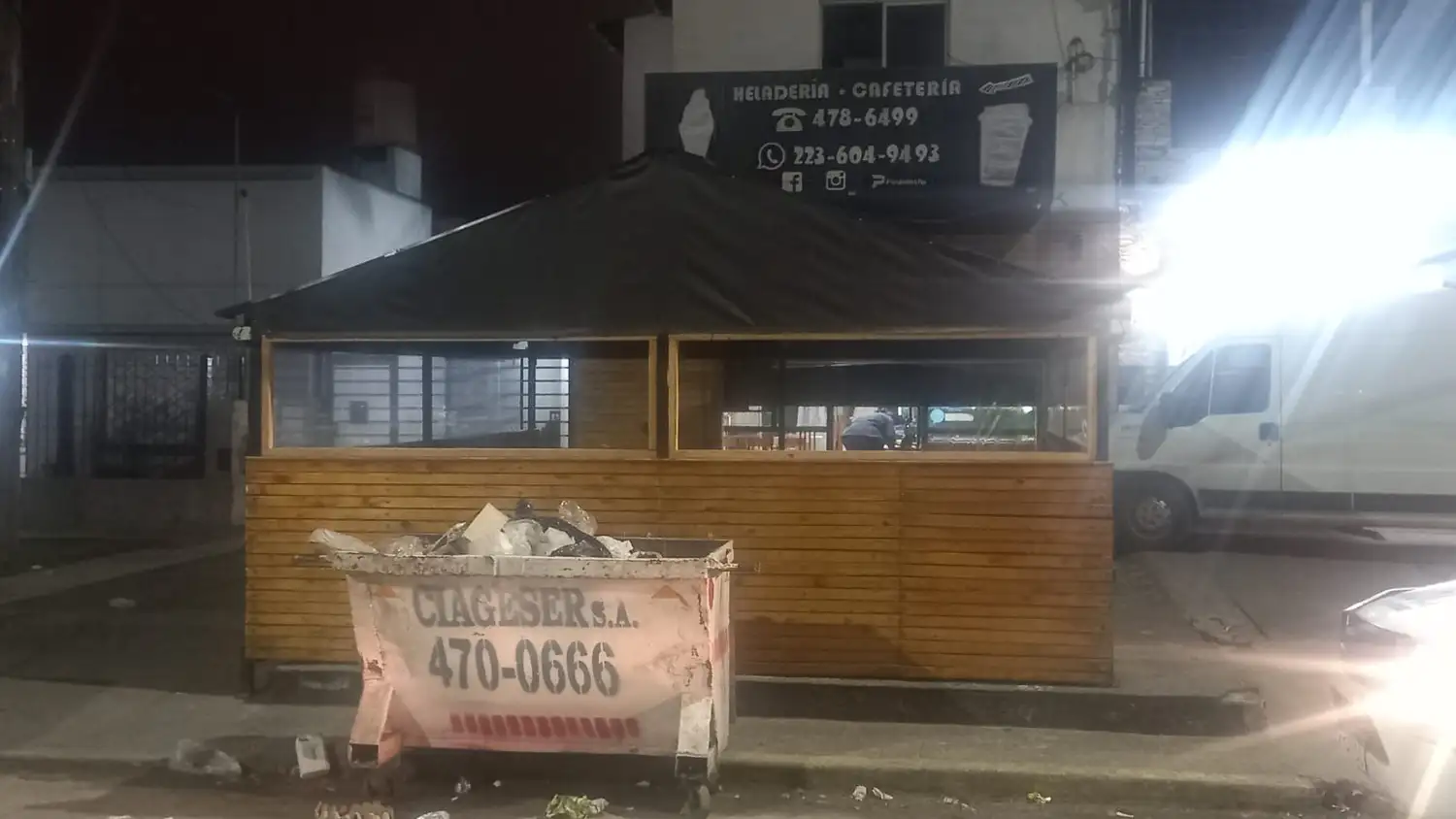 El propietario verificó el faltante de una balanza digital y dinero que había quedado en la registradora.