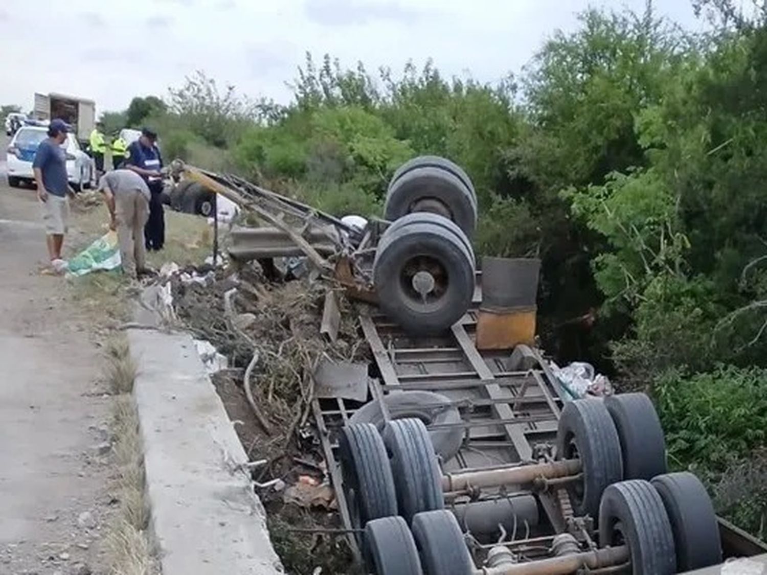 Impactante vuelco de un camión: el chofer fue rescatado y derivado de urgencia