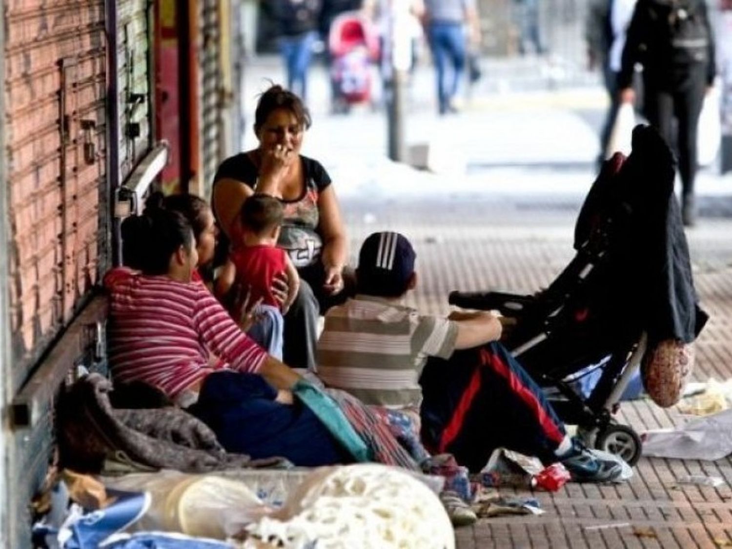 Una familia tipo necesita casi cuatro salarios mínimos para evitar la pobreza