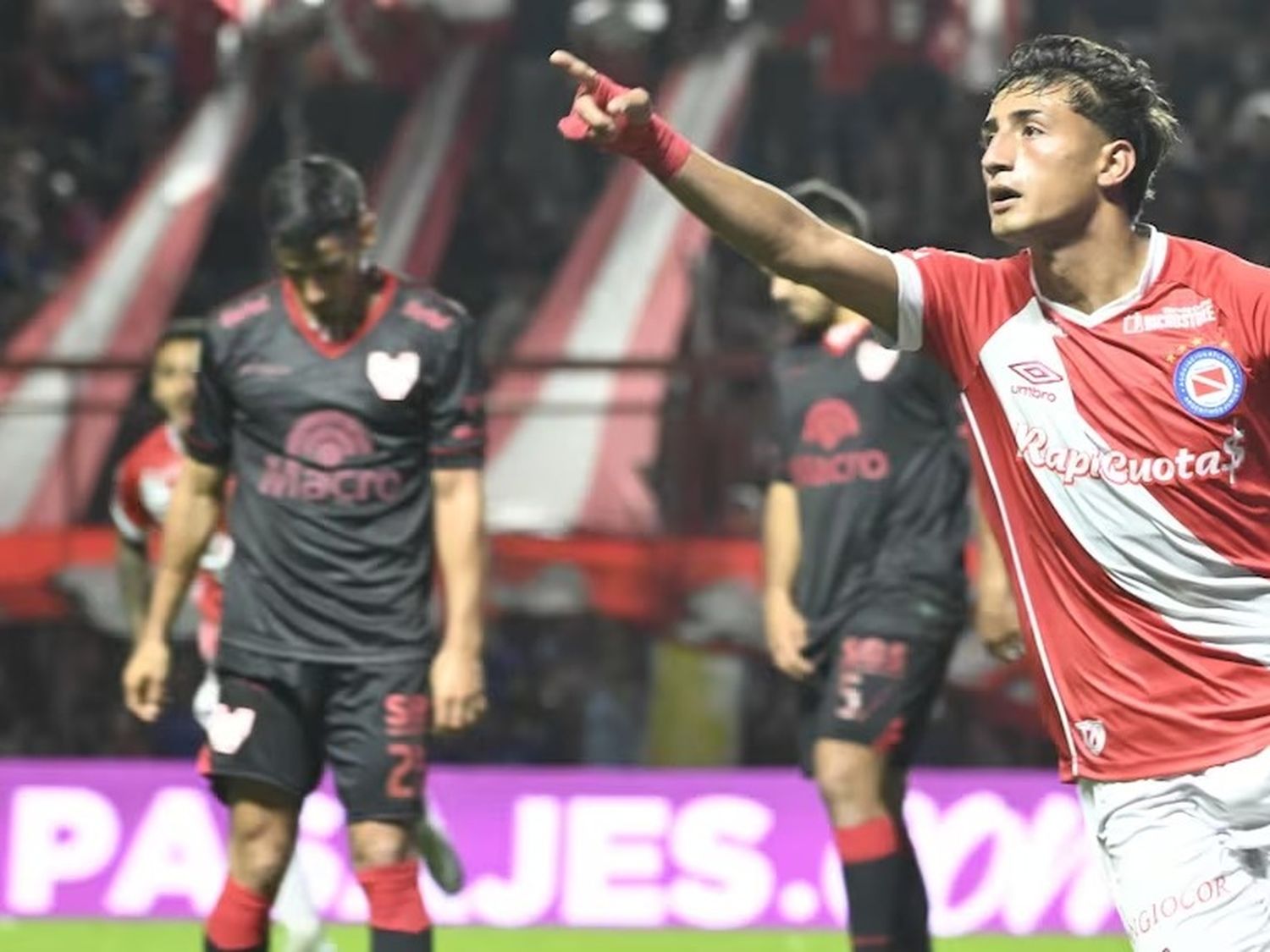 Argentinos Juniors derrotó a Instituto por 3 a 1 y se enfrentará con San Lorenzo en los cuartos de final