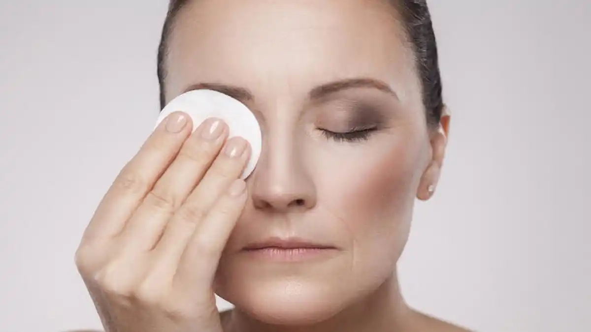 DESMAQUILLARSE antes de dormir es NECESARIO ¿Cuál es el mejor método?
