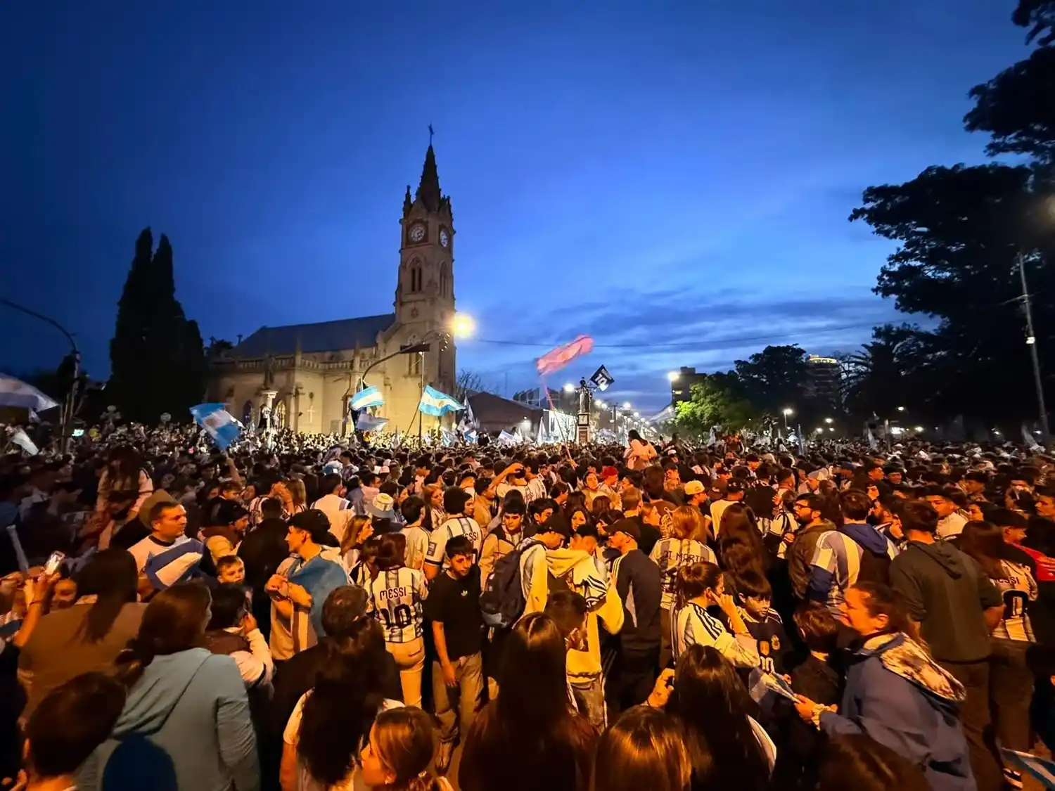 Los festejos tuvieron como epicentro la esquina de Belgrano y 25 de Mayo. Foto: Gentileza.