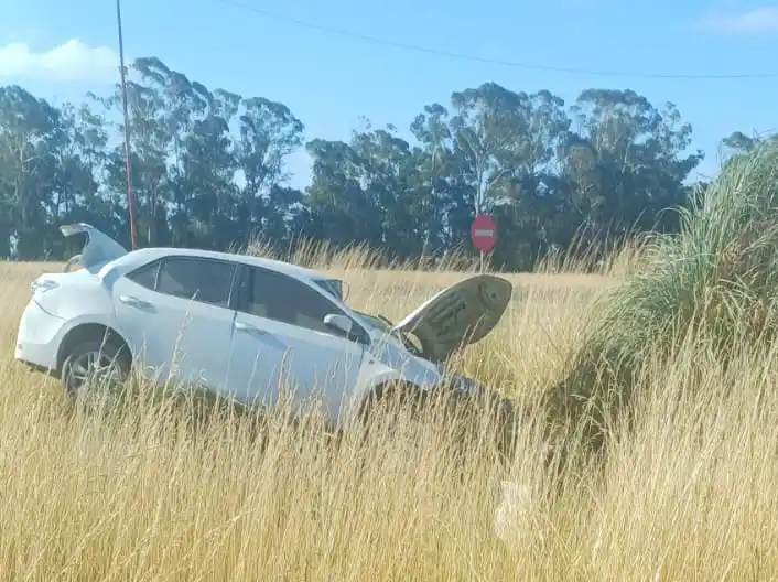 El auto quedó en una banquina cerca del acceso al Balneario Reta