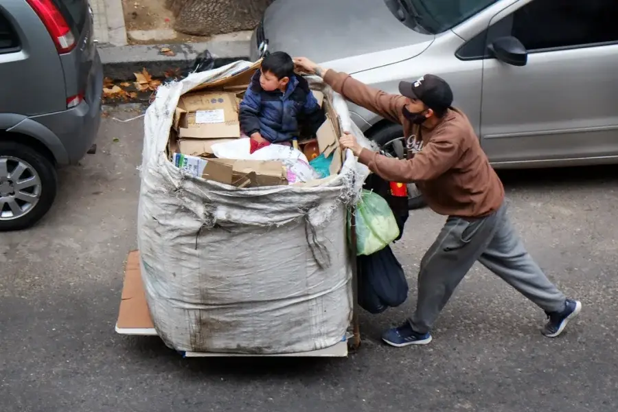 La pobreza en Argentina alcanzó el 41,7% en el segundo semestre de 2023: en el conurbano llega al 45,5%