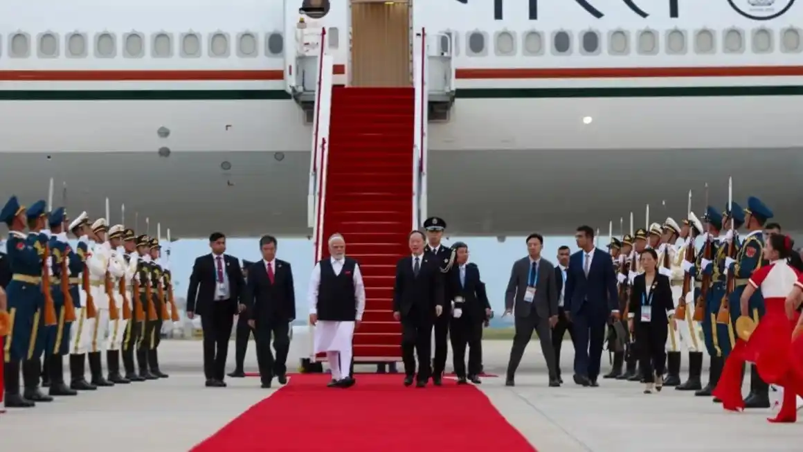 El primer ministro de la India, Narendra Modi, llega para participar en la cumbre de la Organización de Cooperación de Shanghái en Tianjin, China, el 30 de agosto de 2025. (Foto: Oficina de Información de Prensa de la India/Reuters)