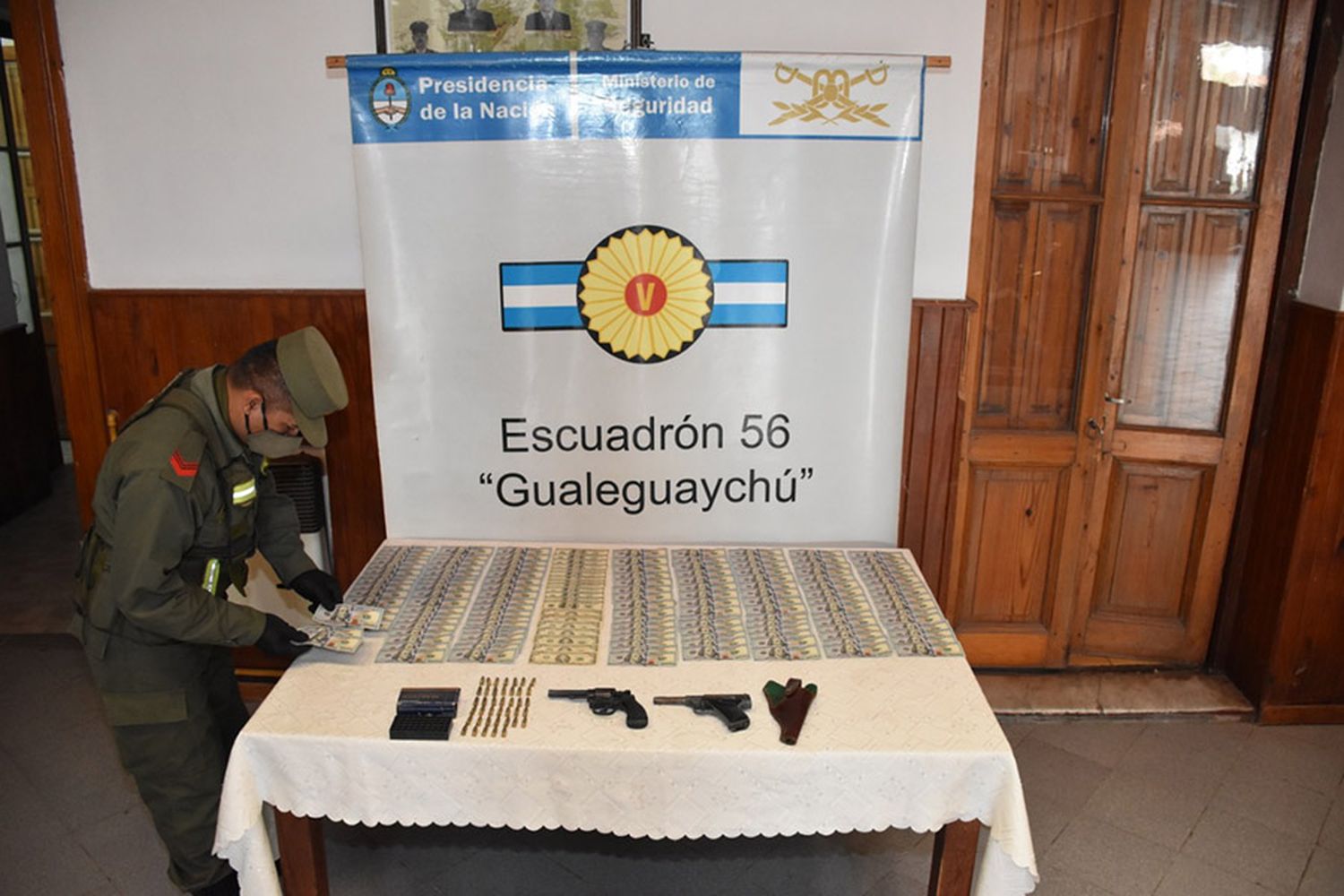 Un pasajero quedó detenido al transportar  quince mil dólares y dos armas de fuego