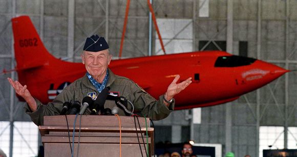 Murió Chuck Yeager, el primero que le ganó al sonido