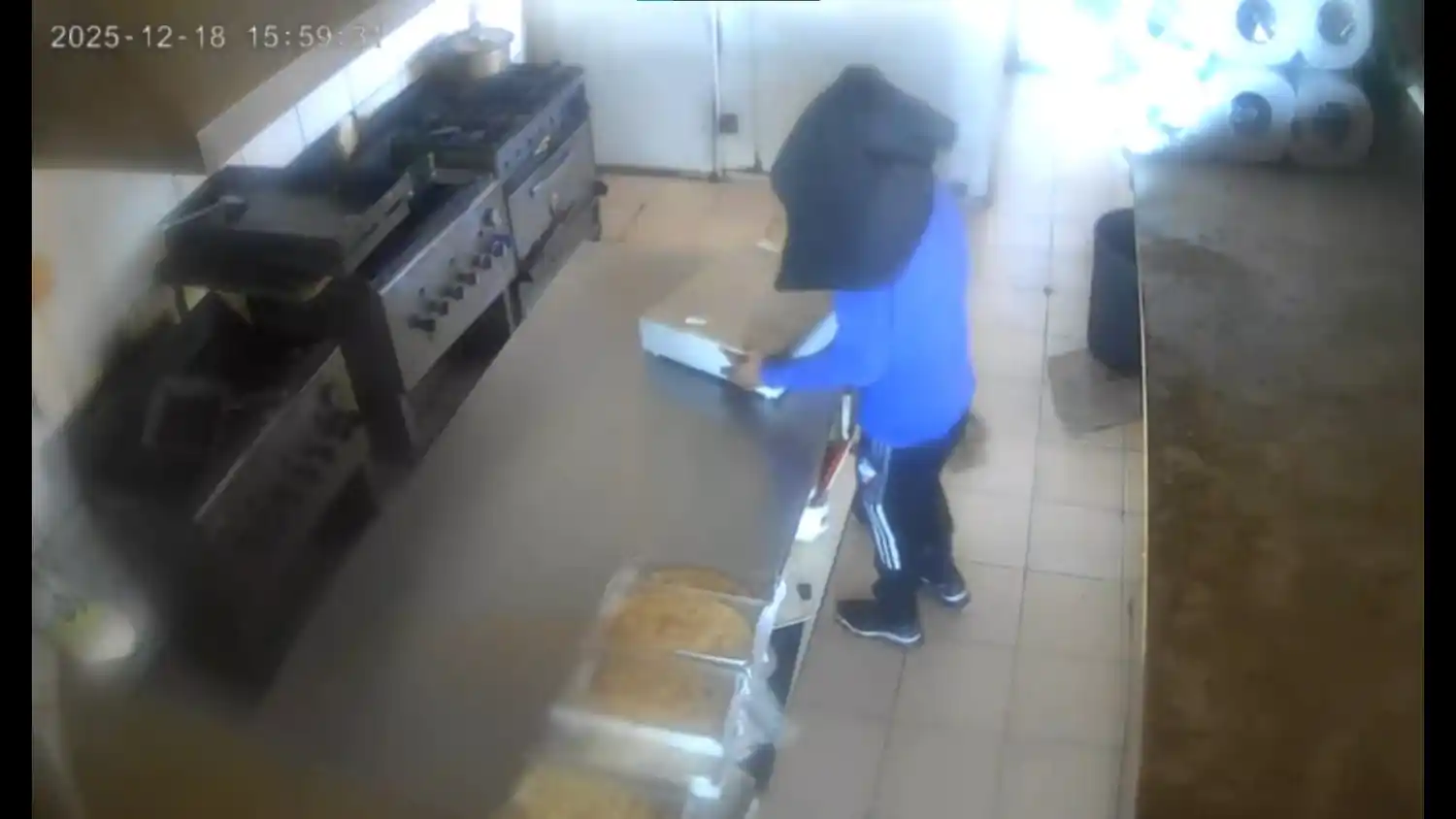 VIDEO | Un “encapuchado” se metió a una rotisería de Rafaela, fue directo a la caja registradora y se la llevó