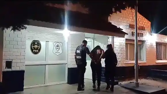 Una pareja le robó el celular y 27.500 pesos a un taxista