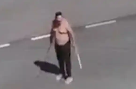 Tiene coronavirus, se escapó del hospital y enfrentó a la policía con dos espadas