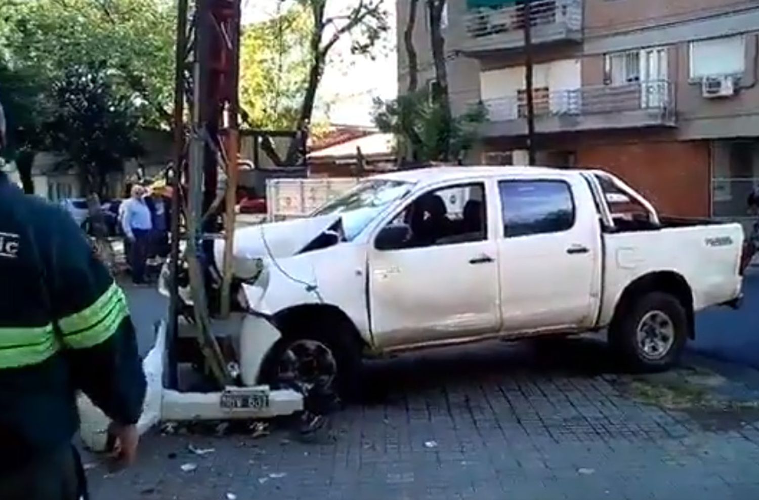 La camioneta que chocó en Castellanos y Rioja tenía pedido de captura hace dos años