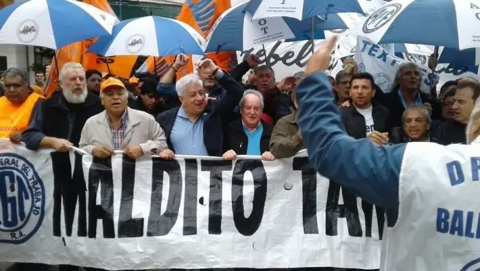 Un sector de la CGT marcha contra los tarifazos y el FMI