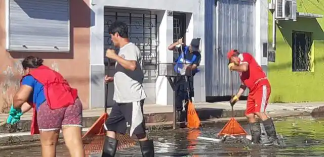 El río baja, y hasta los policías de custodia limpian las calles de Concordia